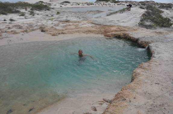 Refrescando-se no delicioso Poço das Pedras, região de Atins, nos Lençóis Maranhenses - MA
